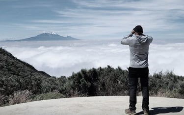 Alpiniste Québecois observant une montagne, représentant la marque Ascentierra