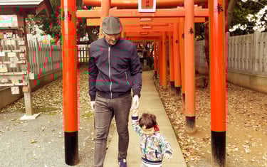 en Fukuoka con su hijo.