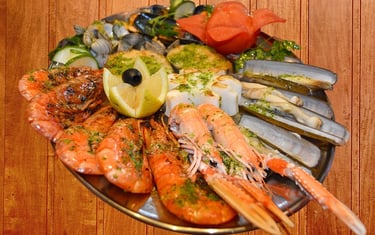 Tapa de marisco con navajas, sepia, gambas y cigalass