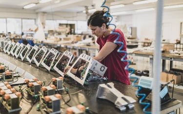 Tecnico specializzato durante l’assemblaggio di dispositivi elettronici certificati in Italia