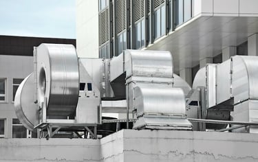 Industrielle Heizungsanlage auf dem Dach
