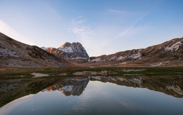 Gran Sasso d'Italia che si riflette sul lago Pietranzoni al tramonto