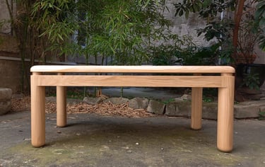 le plateau surélevé de la table laisse respirer la structure