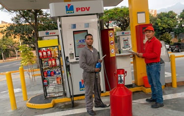 Técnico de Petrosur C.A. realizando calibración de medidor con cántara en estación de servicio Venez
