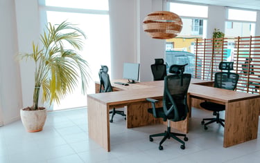 Zona de trabajo en el coworking WanderHub Menorca
