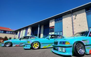 a group of cars parked in front of a building