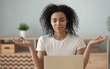 Jovem líder praticando resiliência emocional em ambiente profissional
