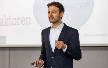 Experte für Klimapsychologie Fabian Hirt hält Vortrag zu Klimapsychologoie und Klimakommuikation