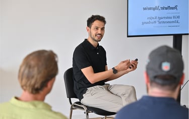 Klimapsychologe Fabian Hirt bei einem Workshop zu Klimapsychologie und Klimakommunikation