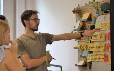 Experte für Klimapsychologie Fabian Hirt in einer Beratung einer Organisation