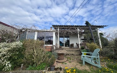 Maison individuel vue de la pergola et de le veranda avant travaux