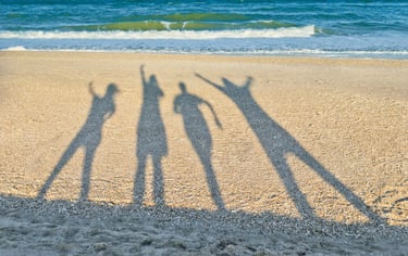 a group of people standing on a beach. La solidarité d'une équipe de professionnel