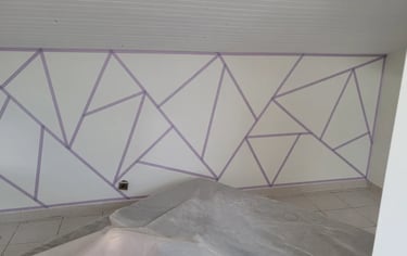 une pièce avec un mur sur lequel se trouve un mur avec un motif