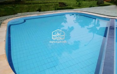 kolam renang sederhana di halaman belakang rumah dengan keramik berwarna biru tua
