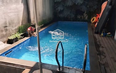 Kolam renang di halaman belakang rumah yang indah dan estetik
