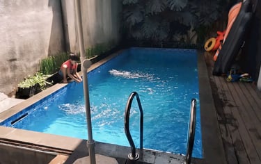 Kolam renang di halaman belakang rumah yang indah dan estetik