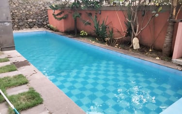 kolam renang minimalis garapan dayanapool dengan keramik berwarna biru muda motif catur