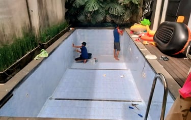 Tim kontraktor lokal DayanaPool berfoto di lokasi proyek kolam renang