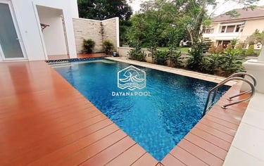 kolam renang minimalis garapan dayanapool dengan keramik berwarna biru muda motif catur