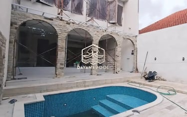 Tim kontraktor lokal DayanaPool berfoto di lokasi proyek kolam renang