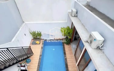 kolam renang dengan air berwarna hijau tanda kolam renang perlu perawatan khusus