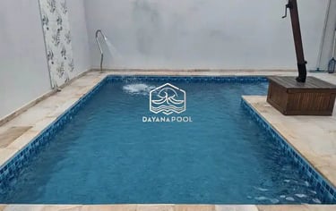 Kolam renang klasik garapan dayanapool dengan keramik roman berwarna biru muda dan tua