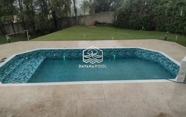 kolam renang sederhana di halaman belakang rumah dengan keramik berwarna biru tua