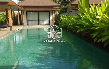 Kolam renang indah dengan pemandangan pegunungan