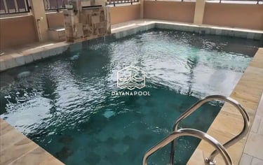 kolam renang struktur beton dengan finishing batu hijau