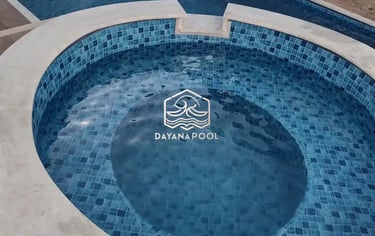 Kolam renang dengan fitur air terjun dan jacuzzi yang elegan