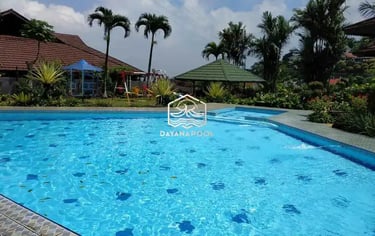 Kolam renang modern dengan pemandangan kota Bandung di latar belakang