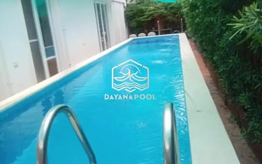 Kolam renang dengan finising batu yang cantik