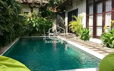 kolam renang indah dengan batu alam hijau