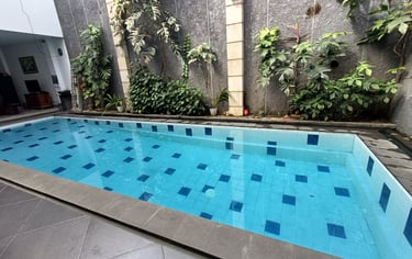 Kolam renang klasik  garapan dayanapool dengan keramik roman berwarna biru muda dan tua