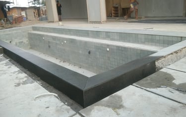 kolam renang struktur beton dengan finishing batu hijau