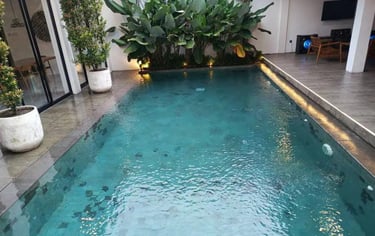 kolam renang minimalis dengan batu hijau tasik