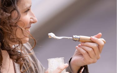 femme mange avex une fourchette