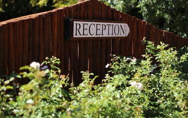 Recepciós tábla a fa kerítésen