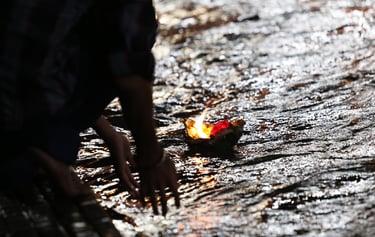 Rituel d’adieu symbolique avec flamme, geste intime pour dire au revoir autrement