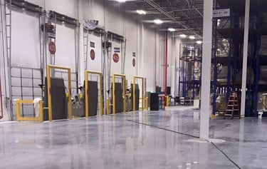 Una imagen de un piso pulido en un almacén