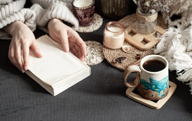 Création de souvenirs personnalisés : livre hommage, chandelles et objets symboliques