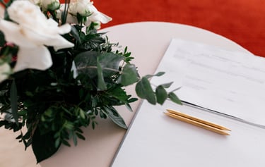 Organisation logistique d’une cérémonie personnalisée : fleurs, carnet, accueil des invités