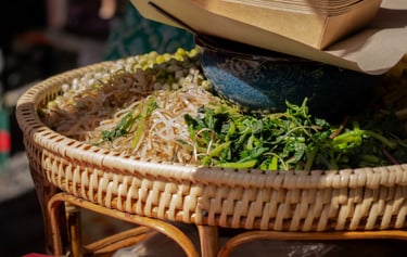 Traditionelle indonesische Speisen mit frischen Kräutern und Gemüse