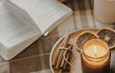 rutina de mañana con vela encendida y café