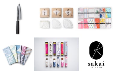 新規認定されたsakai kitchen〈堺キッチン〉商品の集合写真。包丁、和晒手ぬぐい、和晒コーヒーフィルター、お香など5点が並ぶ展示構成|堺市のニュースならサカイタイムズ