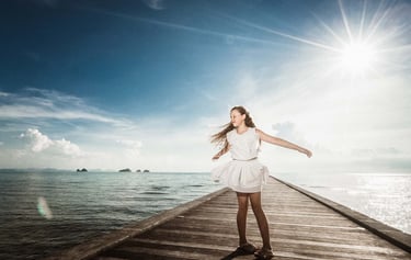 Девочка в белом платье на пирсе острова Фукуок