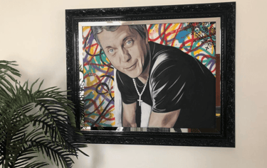 Quadros personalizados de rostos como peças centrais da decoração.