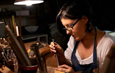 Una joyera artesana utiliza herramientas de precisión para crear joyas personalizadas a mano