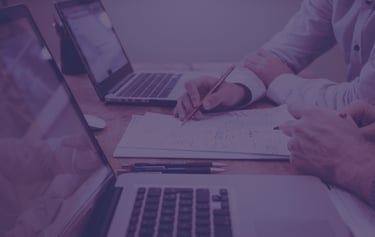 Rendez-vous entre deux personnes. Un homme montre sur une feuille des résultats obtenus.