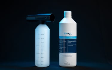 Kompaktowy moduł zamgławiający EV SANIX z preparatem EV H2O2 do sterylizacji powietrza i powierzchni w klinikach i domach.